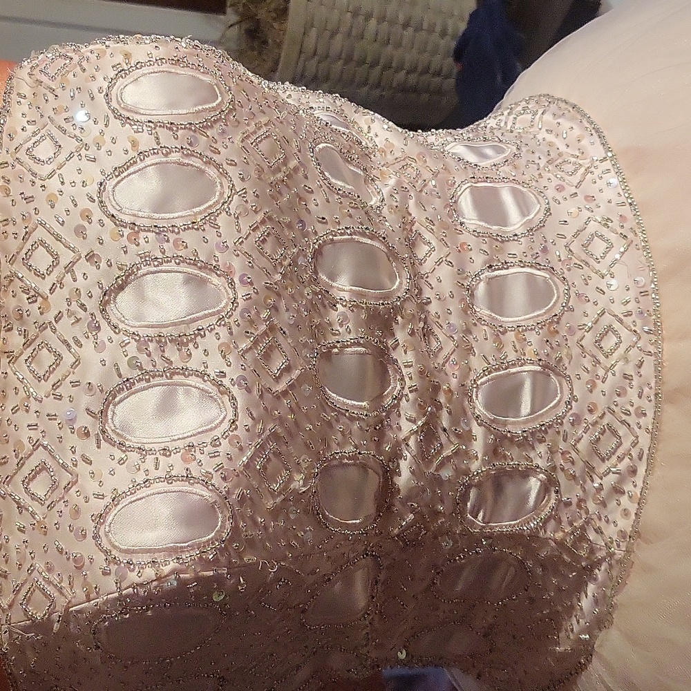 Formal gown. - Picture 2 of 5
